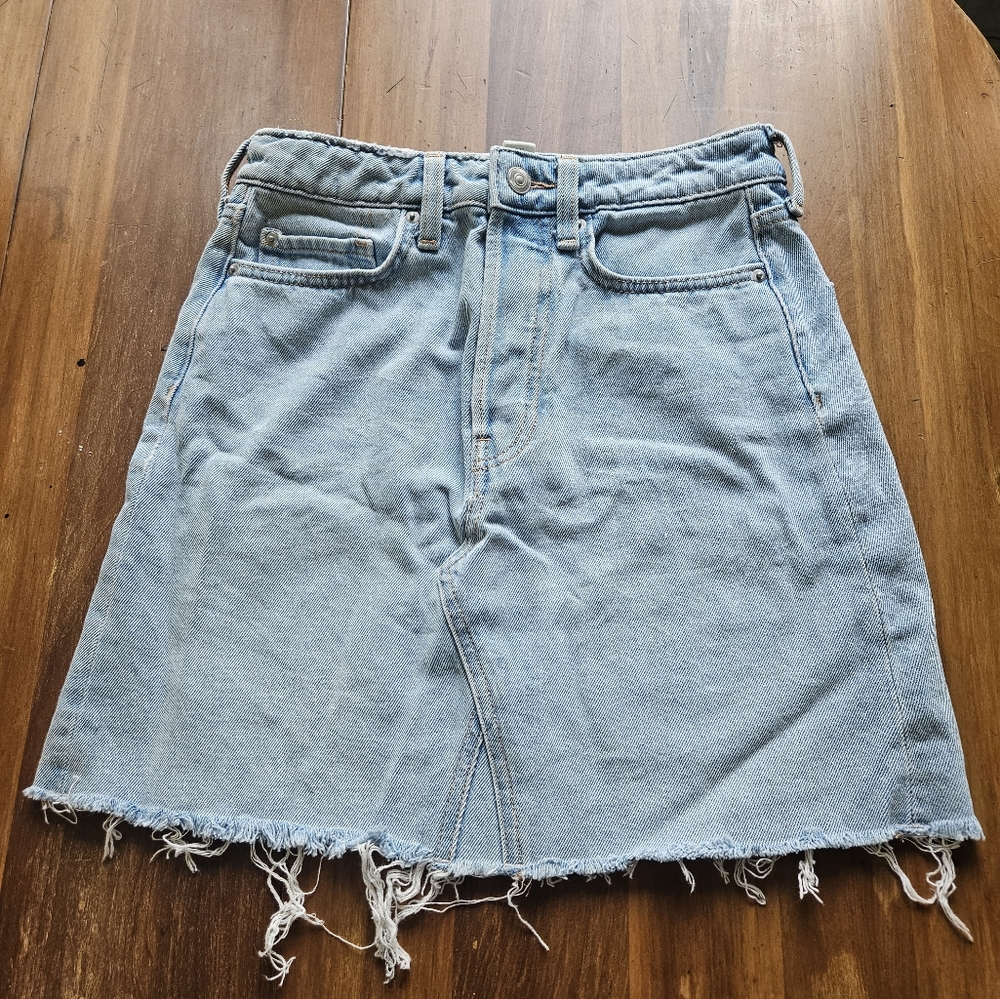 H&M Light Wash Denim Mini Skirt - Size 4